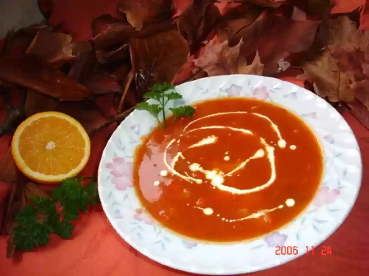 Potage aux tomates et poivrons aux petits légumes