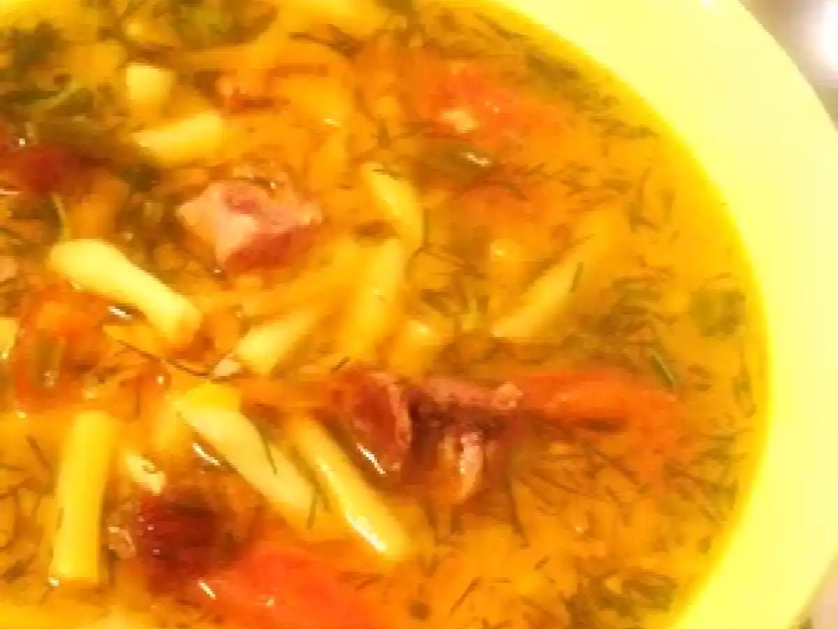 Potage avec des haricots verts et lard fumé