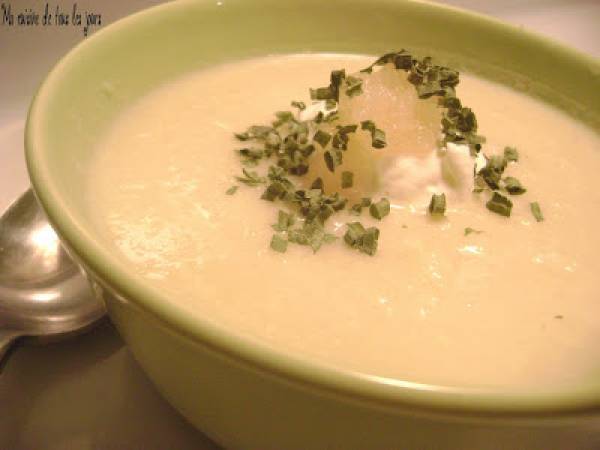 Potage de chou-fleur, coulis de poire et nuage à la ciboulette