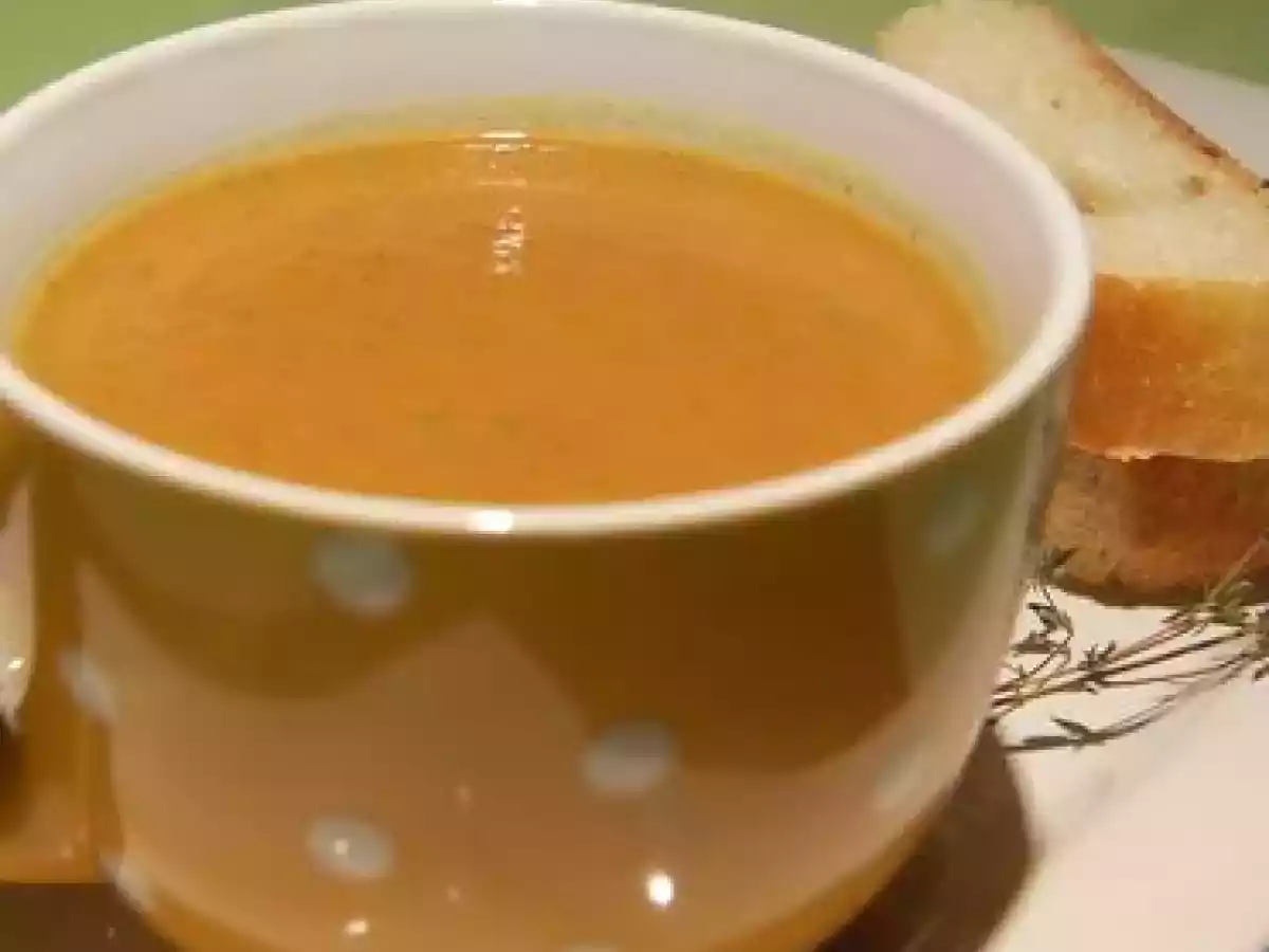 Potage improvisé d'un soir de semaine, poireaux, courgettes et jus de tomate