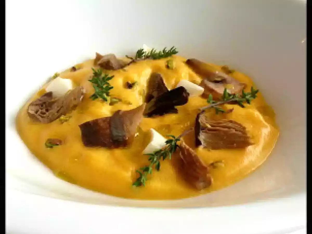 Potimarron en mousseline légère, champignons des bois poêlés et huile de truffe