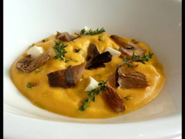 Potimarron en mousseline légère, champignons des bois poêlés et huile de truffe