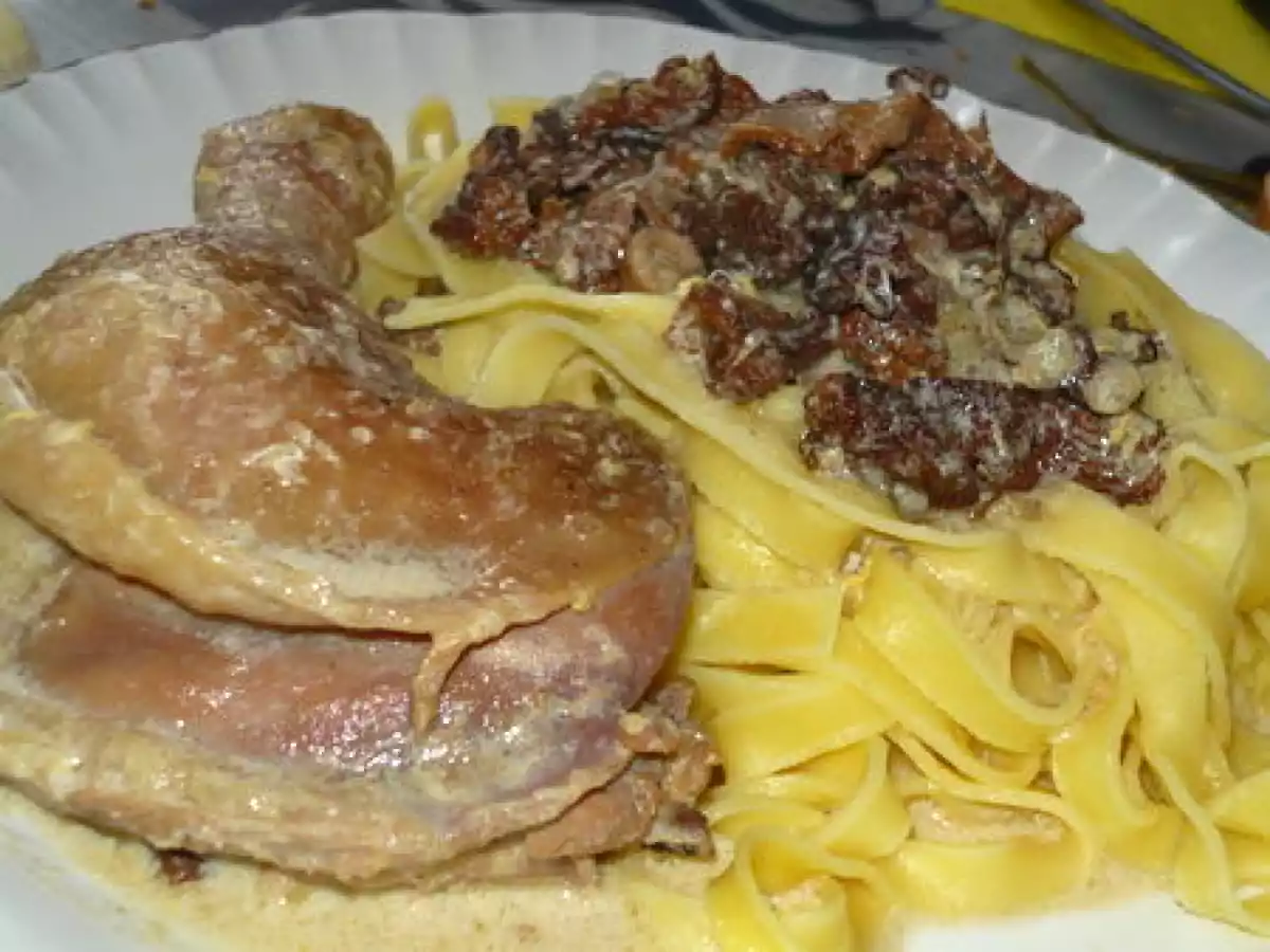 Poule au vin de Savoie et girolles