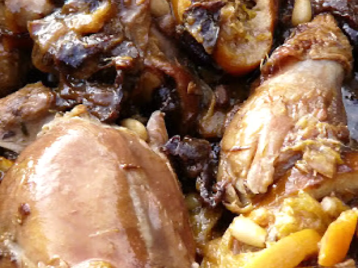 Poulet acidulé à l'orange, aux pignons et pruneaux