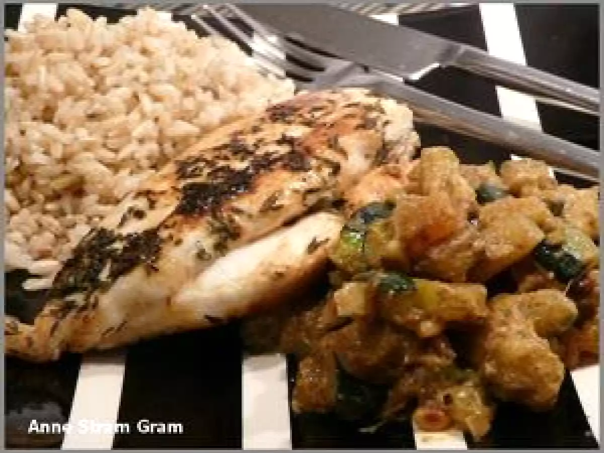 Poulet au citron et au thym, courgettes aux épices et aux fruits secs