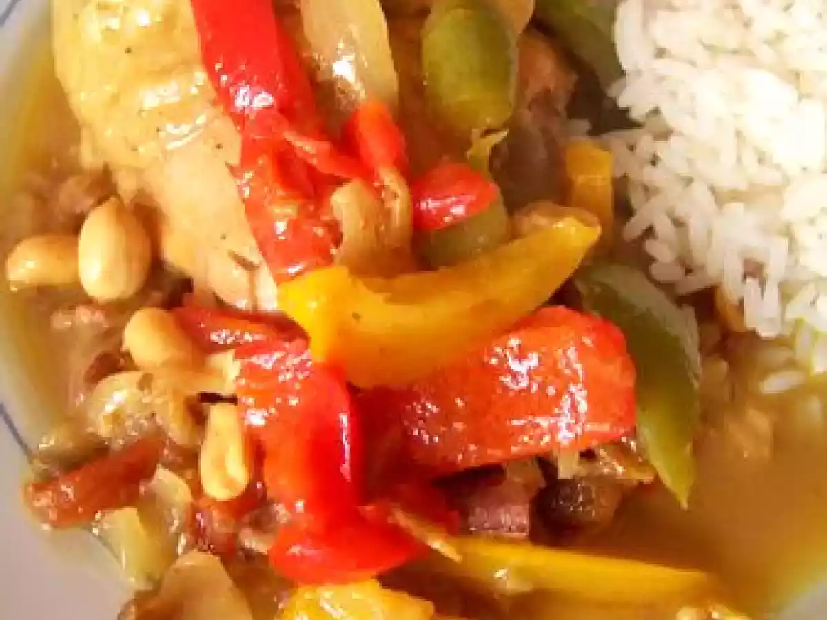 Poulet aux dattes, cacahuétes et tomates séchés