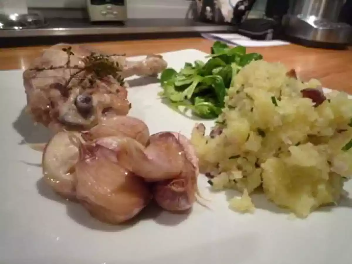POULET AUX GOUSSES D'AIL ET SON ECRASE DE POMMES DE TERRE.....