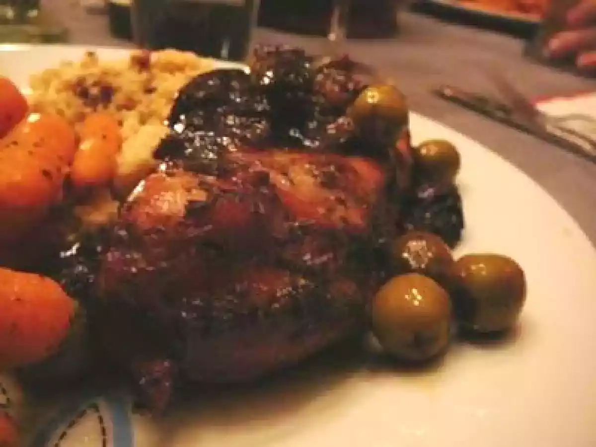 Poulet aux olives et aux pruneaux