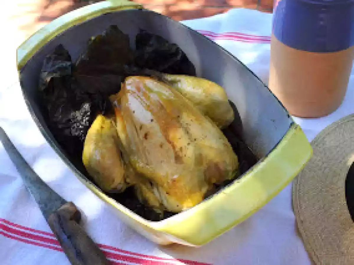 Poulet entier en feuilles de figuier