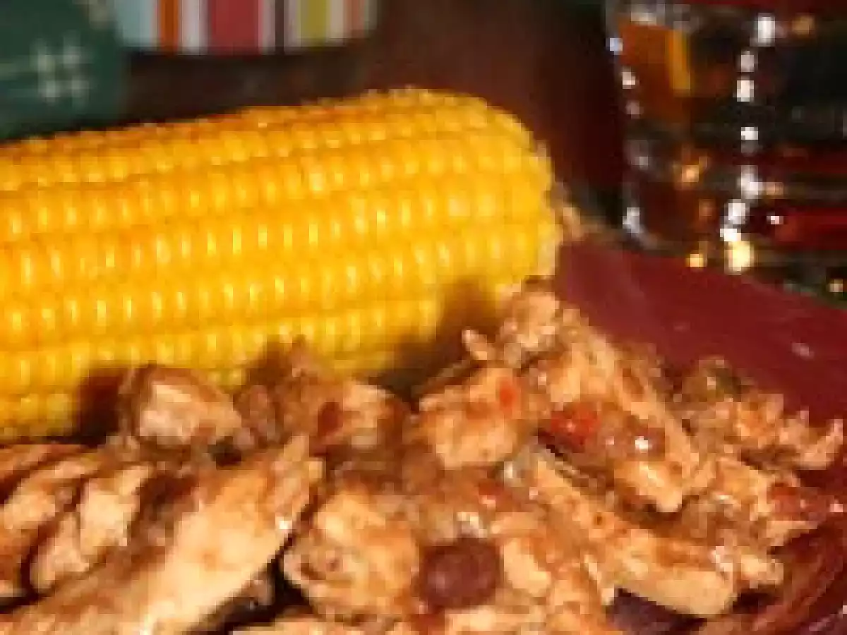 Poulet épicé et épis de maïs au beurre salé pour déjeuner américain