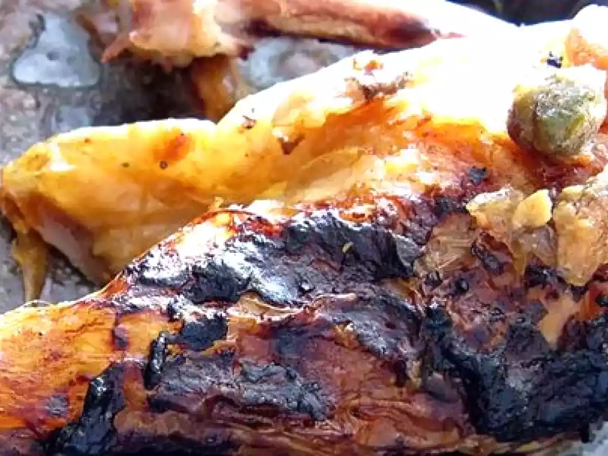 Poulet farci aux cacahuètes et aux pistaches.