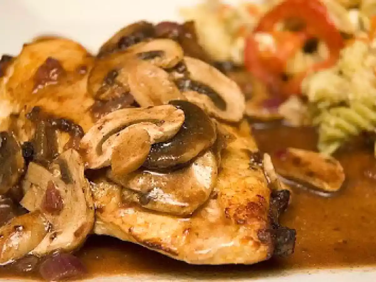 Poulet grillé, sauce au vin rouge et aux framboises