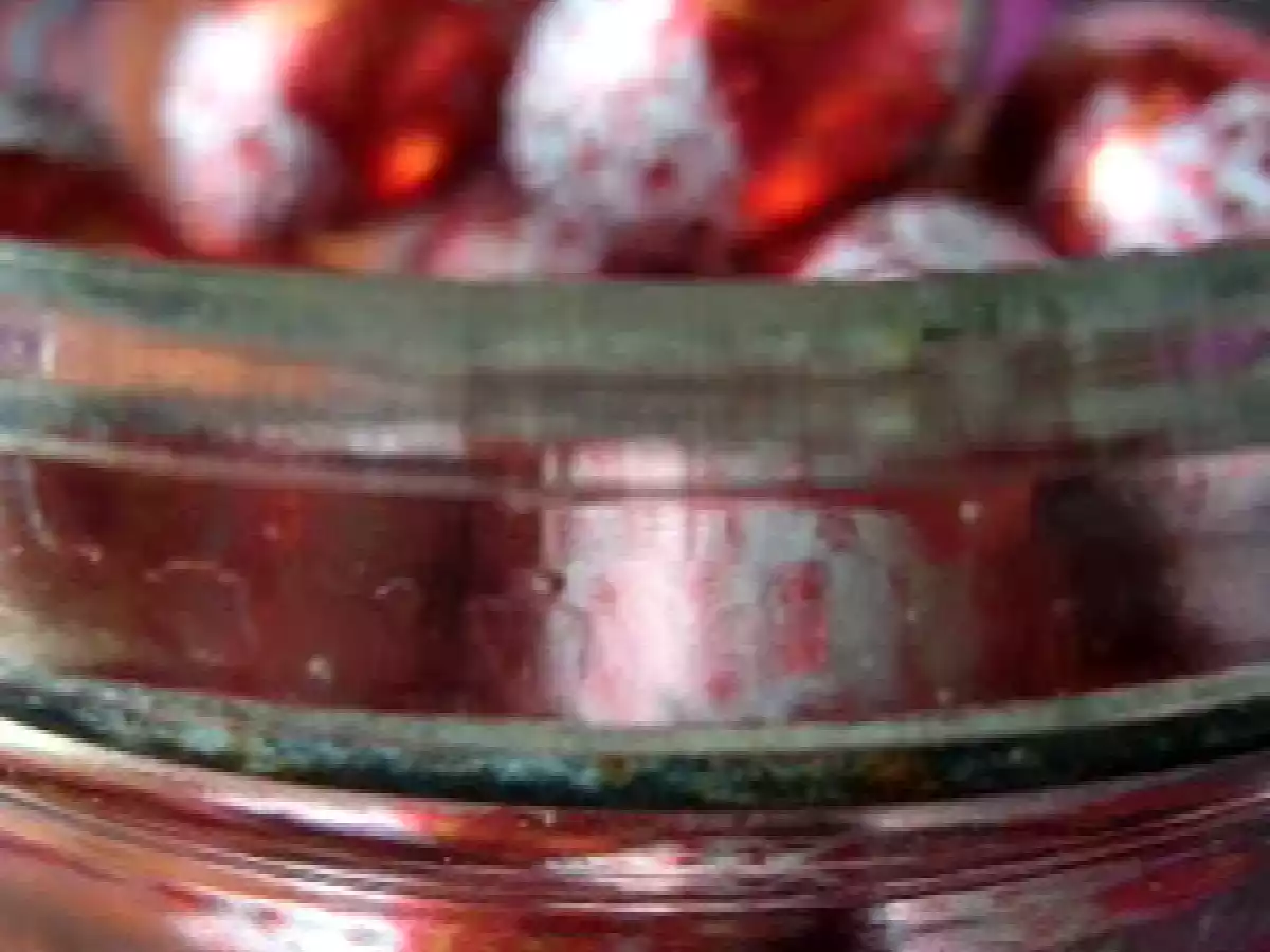 Poulet mariné au citron, tomates rouges et chutney aux tomates vertes
