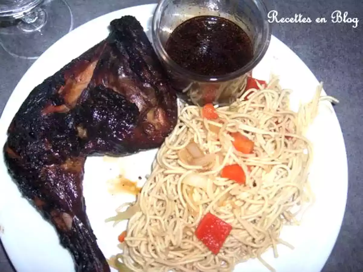 POULET MARINE CUIT AU BARBECUE SAUCE CARAMELISEE ET NOUILLES SAUTEES