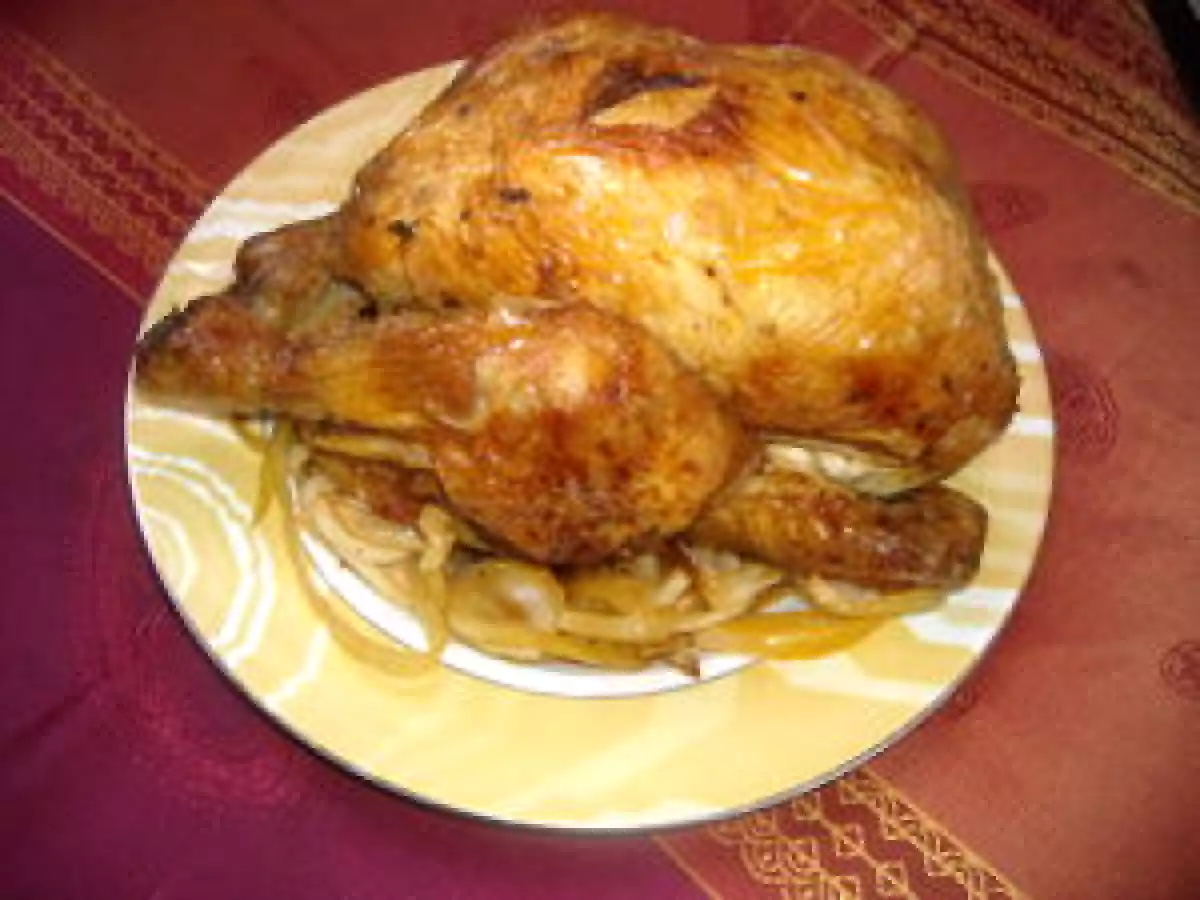 POULET ROTI SUR UN LIT D'OIGNON