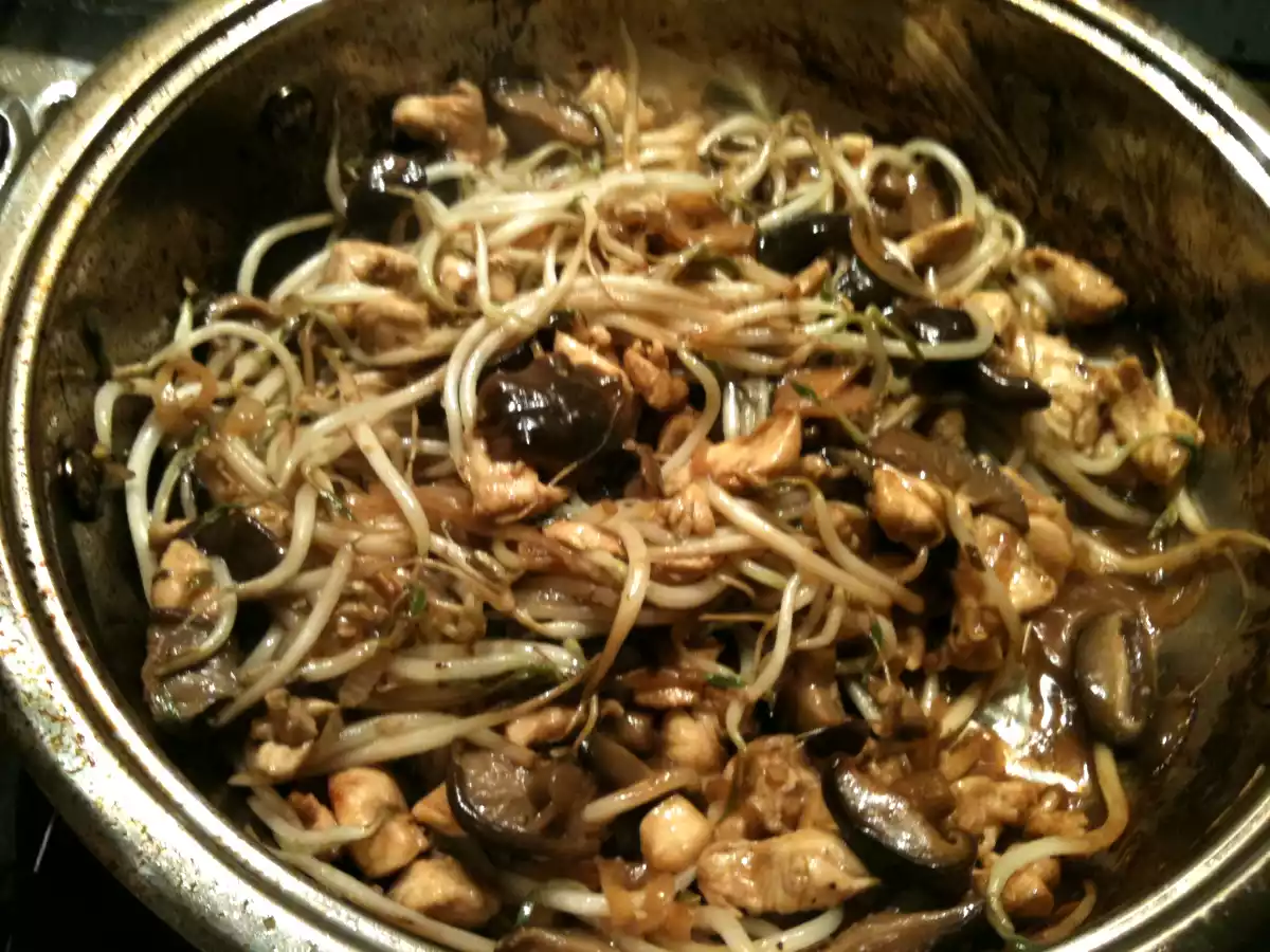 Poulet sauté aux germes de soja et aux champignons pokku