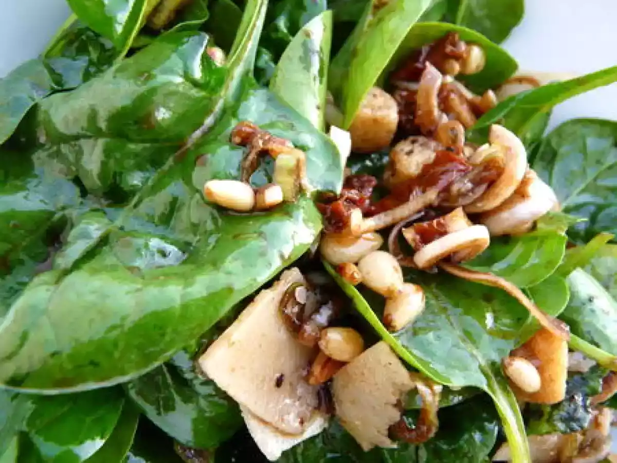 Pousses d'épinards, olives, pignons de pin, croûtons