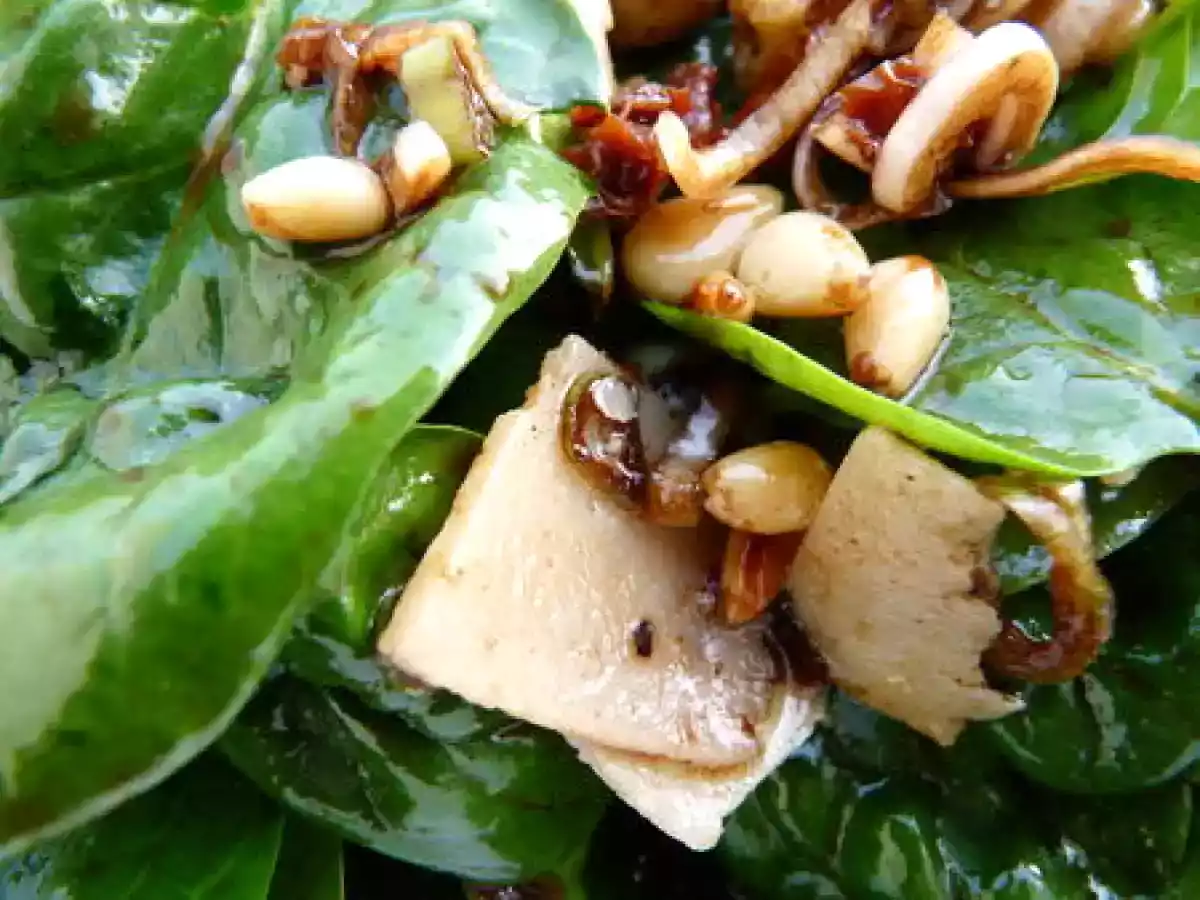 Pousses d'épinards, olives, pignons de pin, croûtons - photo 2