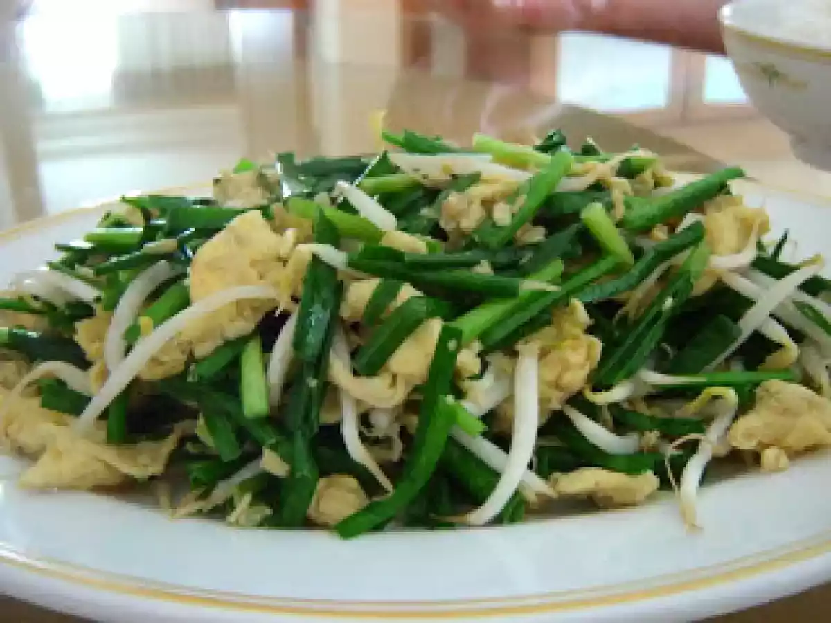 Pousses de soja sautées avec ciboulettes et oeufs.