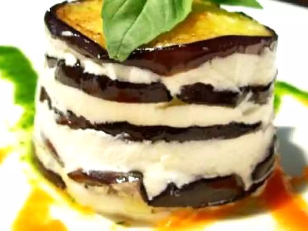 Pressée d'aubergines et ricotta, coulis de basilic et tomate...