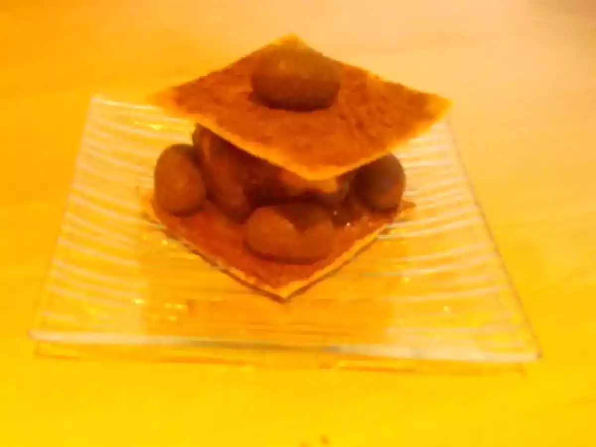 Profiteroles à la mousse au chocolat sur lit de feuilletine à la vanille - photo 2