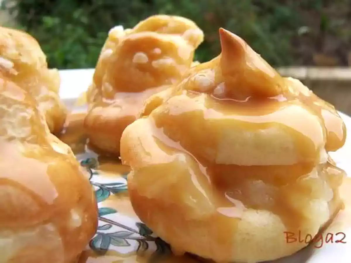 Profiteroles aux pommes et caramel beurre salé