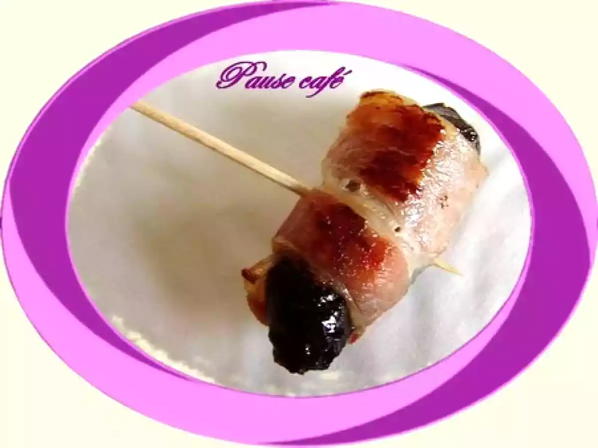 Pruneaux farcis à la pomme en habit de lard