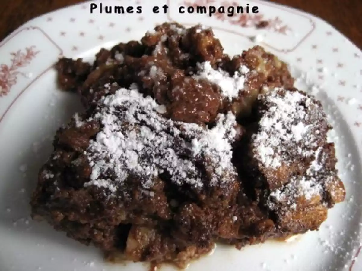 Pudding au chocolat, banane, noix et raisins secs