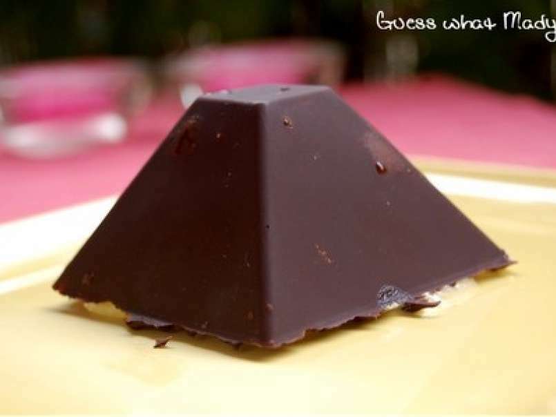 Pyramide croquante de chocolat noir et son intérieur coulant