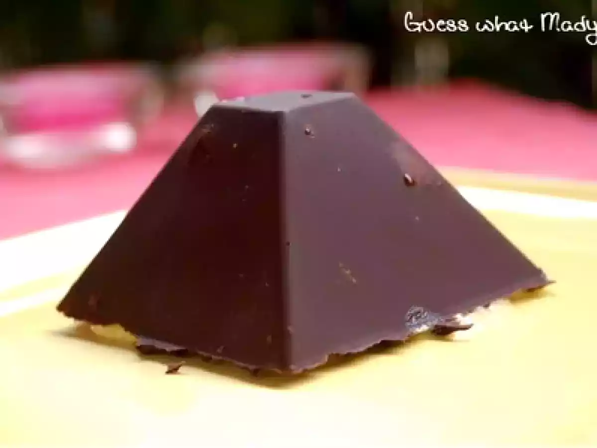 Pyramide croquante de chocolat noir et son intérieur coulant