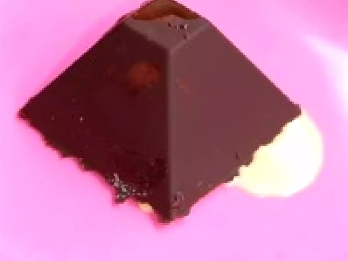 Pyramide croquante de chocolat noir et son intérieur coulant - photo 2