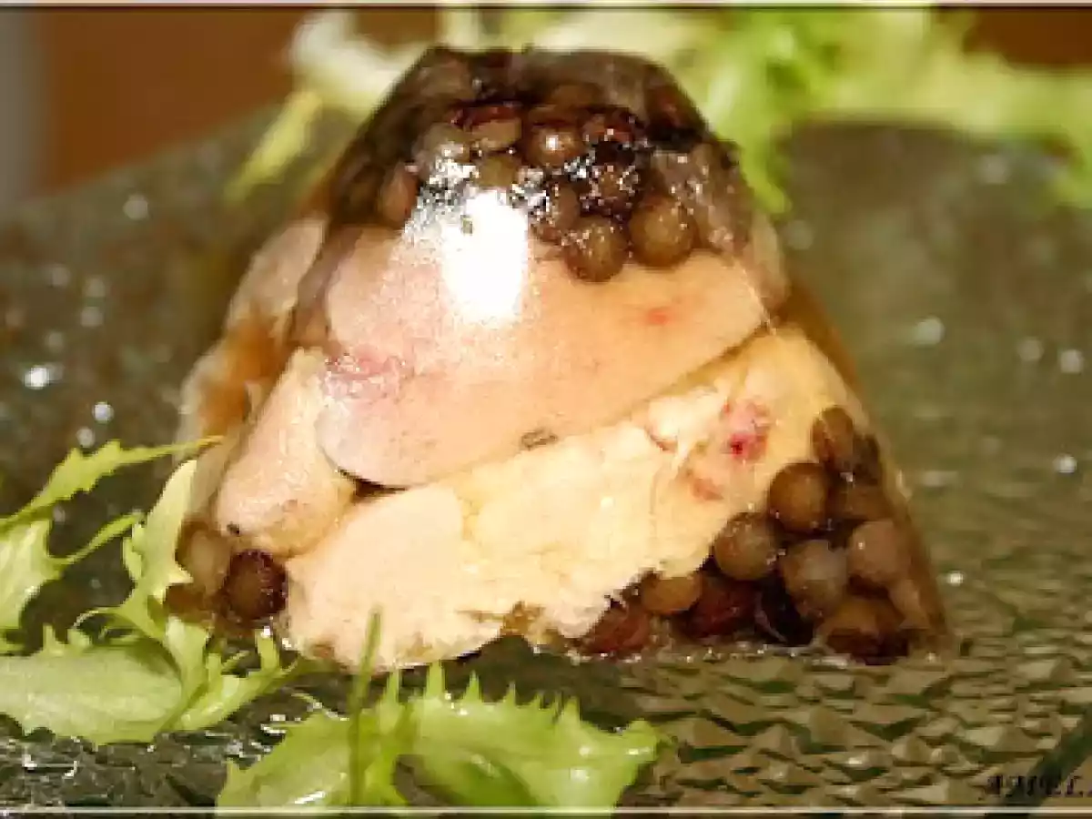 PYRAMIDE DE FOIE GRAS AUX LENTILLES ET CAILLE