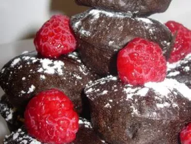 **Pyramide de mini moelleux chocolat caramel au beurre salé coiffés d'une framboise **, photo 2