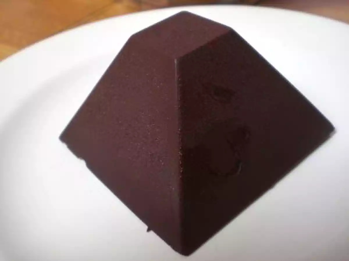PYRAMIDE GLACEE DANS SA COQUE DE CHOCOLAT PETILLANT
