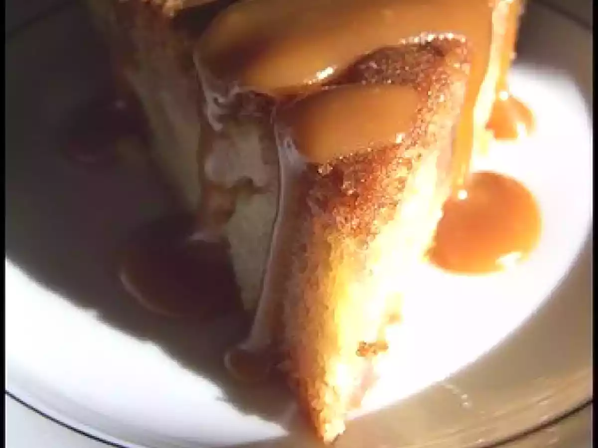 Quatre-quarts aux pommes fondantes, Sauce tiède au caramel au beurre salé - photo 2