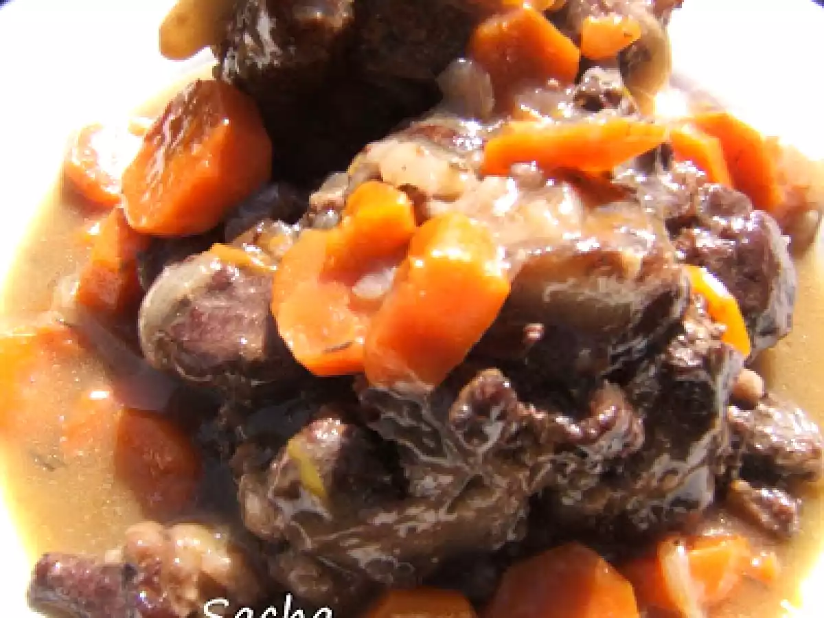 Queue de boeuf braisée au vin rouge