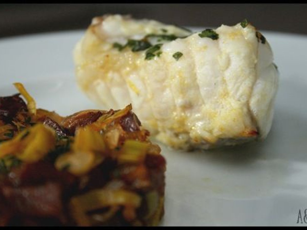 ** queue de lotte rôtie au four et fondue d'émincé de poireaux au