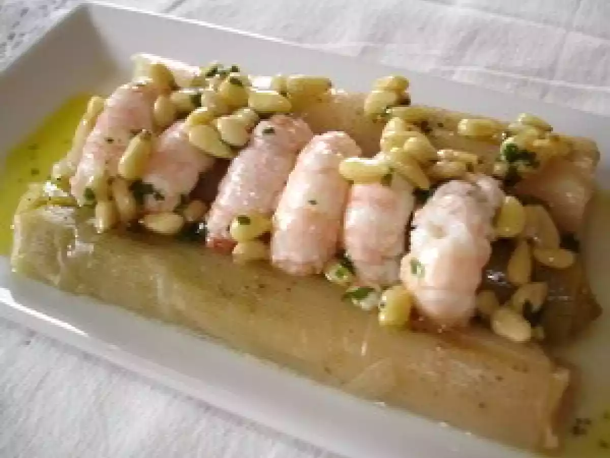 Queues de langoustines et blancs de poireaux poêlés aux pignons