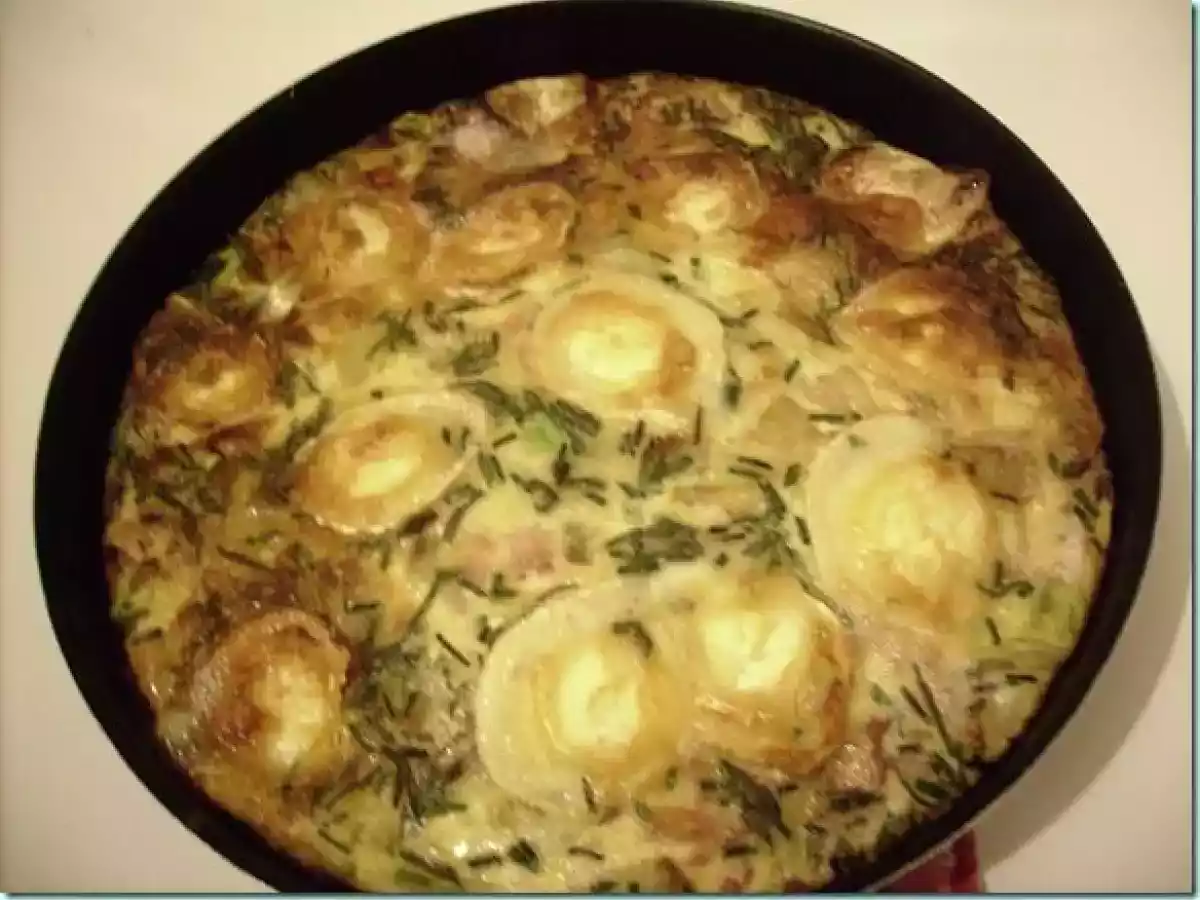 Quiche sans pâte aux poireaux, jambon, chèvre et ciboulette