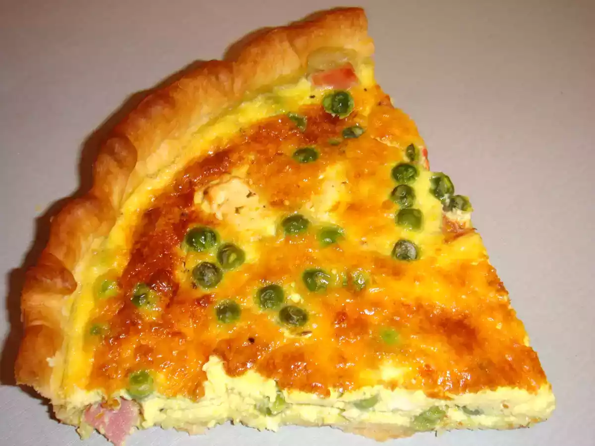Quiche tomate, petit-pois, féta, curry et jambon