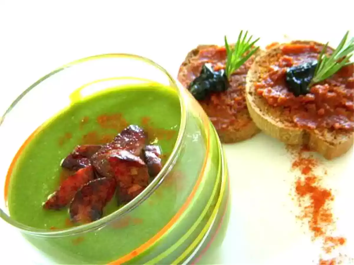 Quinzaine de la salade : Gaspacho de fèves et de laitue au cumin, lardons de chorizo