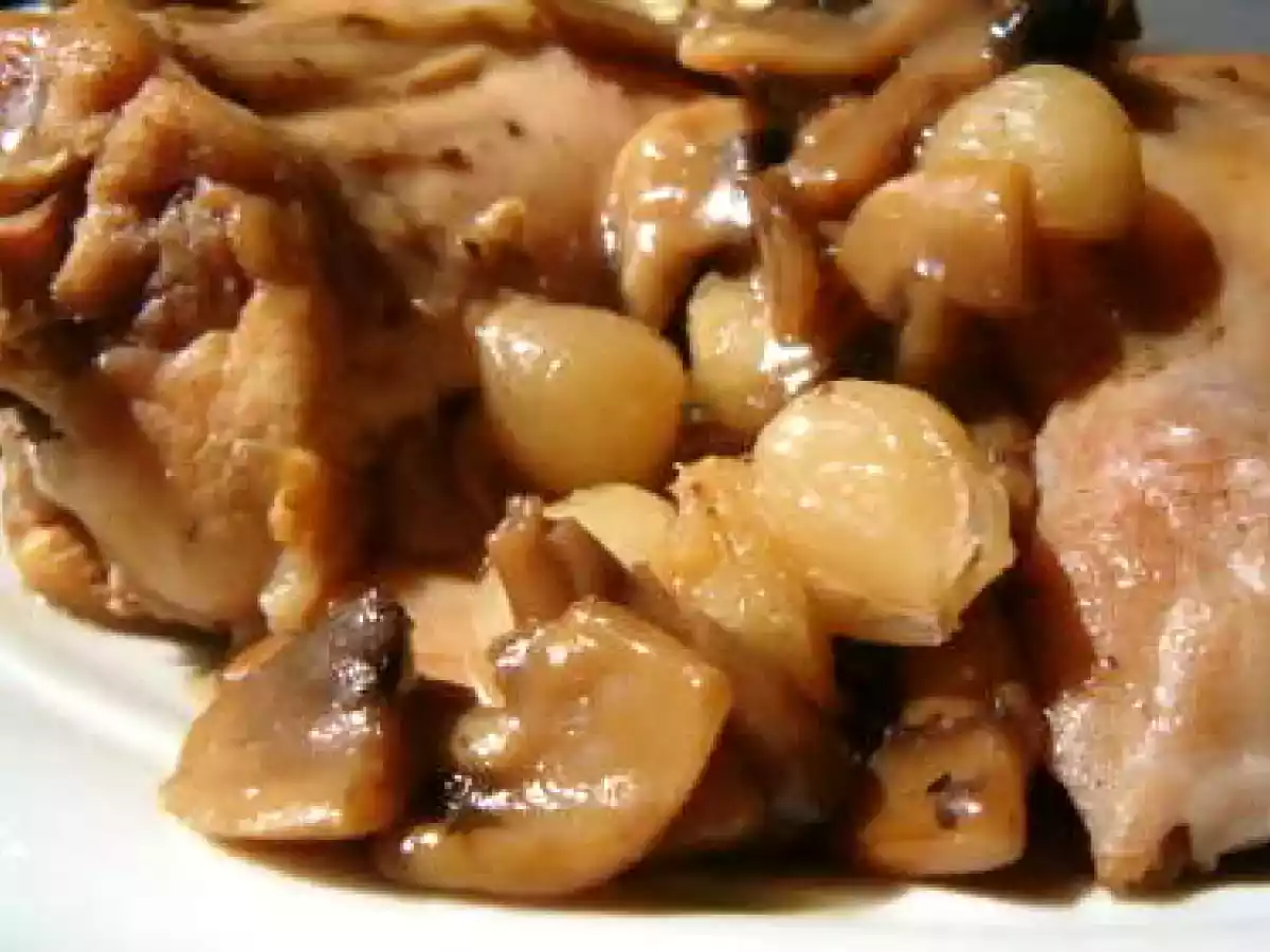 Râbles de lièvre à la bière et aux oignons grelots