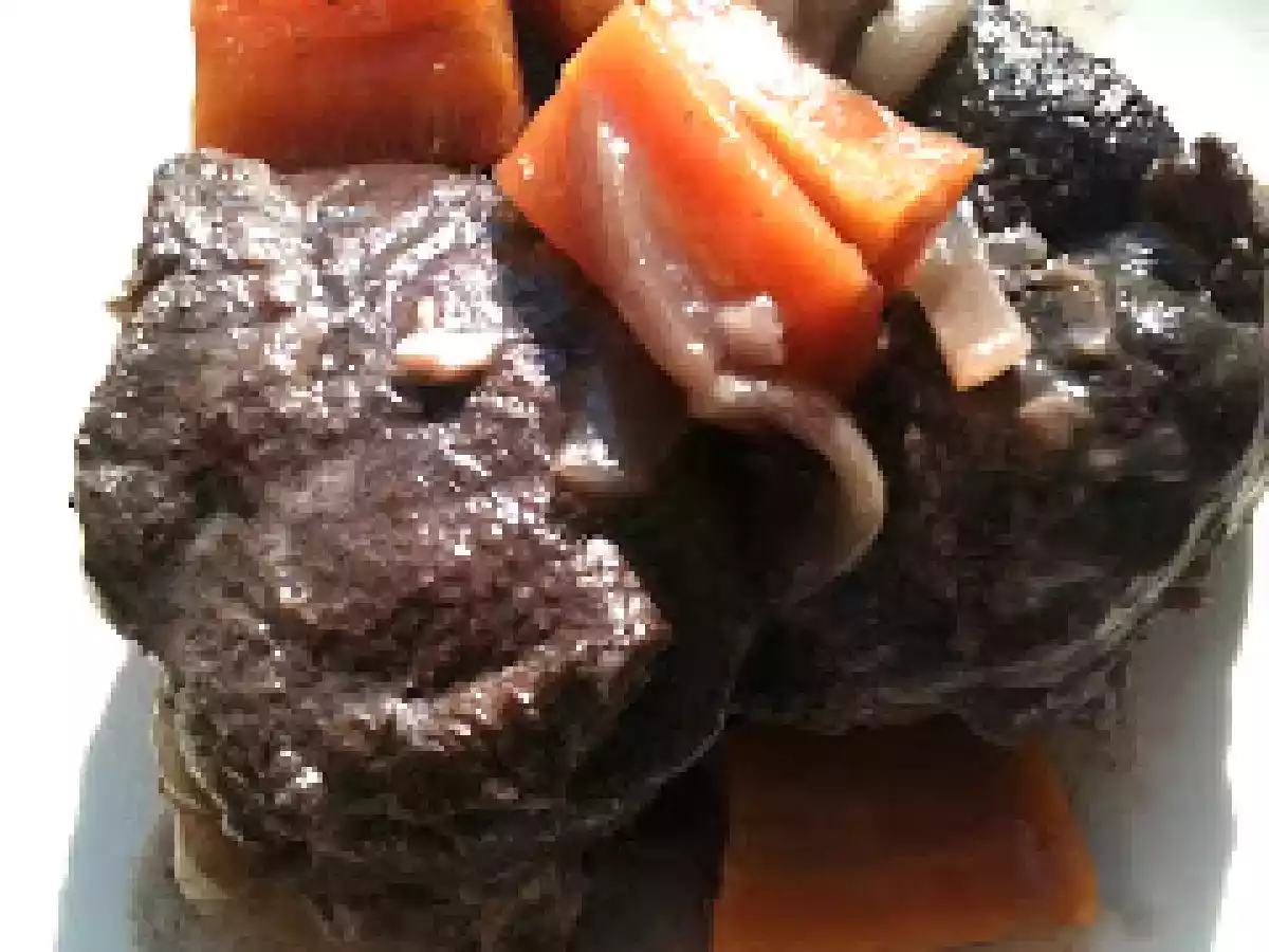 Ragoût de joues de boeuf aux carottes, aux cèpes et au côtes du Rhône.
