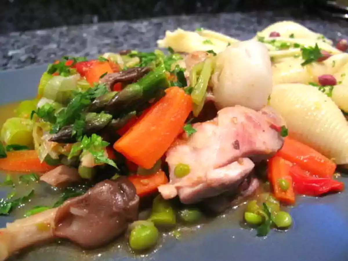 Ragoût de poulet aux petits légumes, pâtes citron-ciboulette