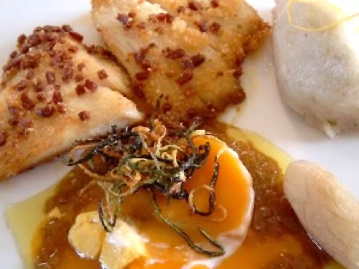 Raie en Croûte de Chorizo, Jaune d'Oeuf en jus de Volaille au Curry, 