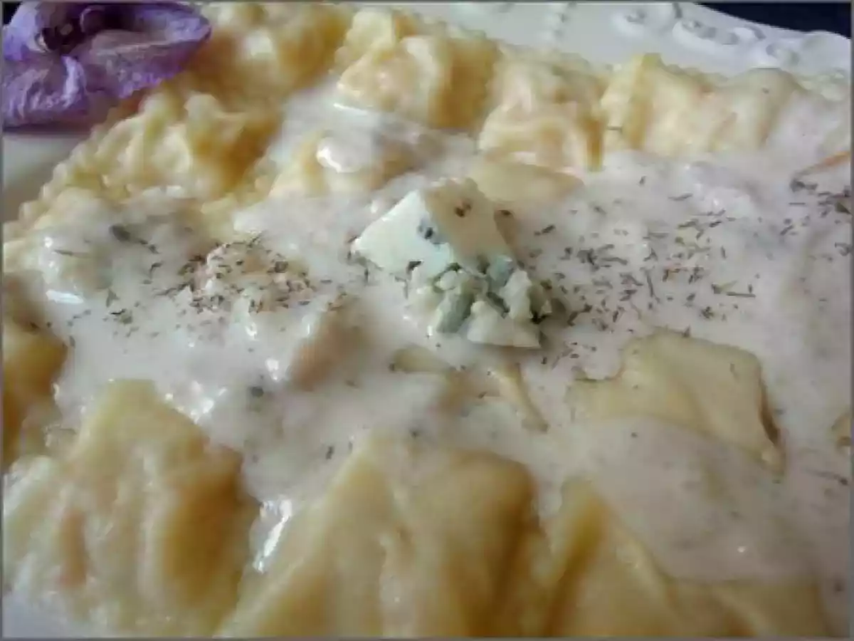 Ravioles de Langoustine au Bleu d'Auvergne, sauce aux fruits de mer