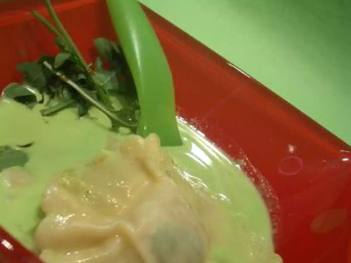 Ravioles de Saint-Jacques, crème de roquette au poivre long d'Indonésie