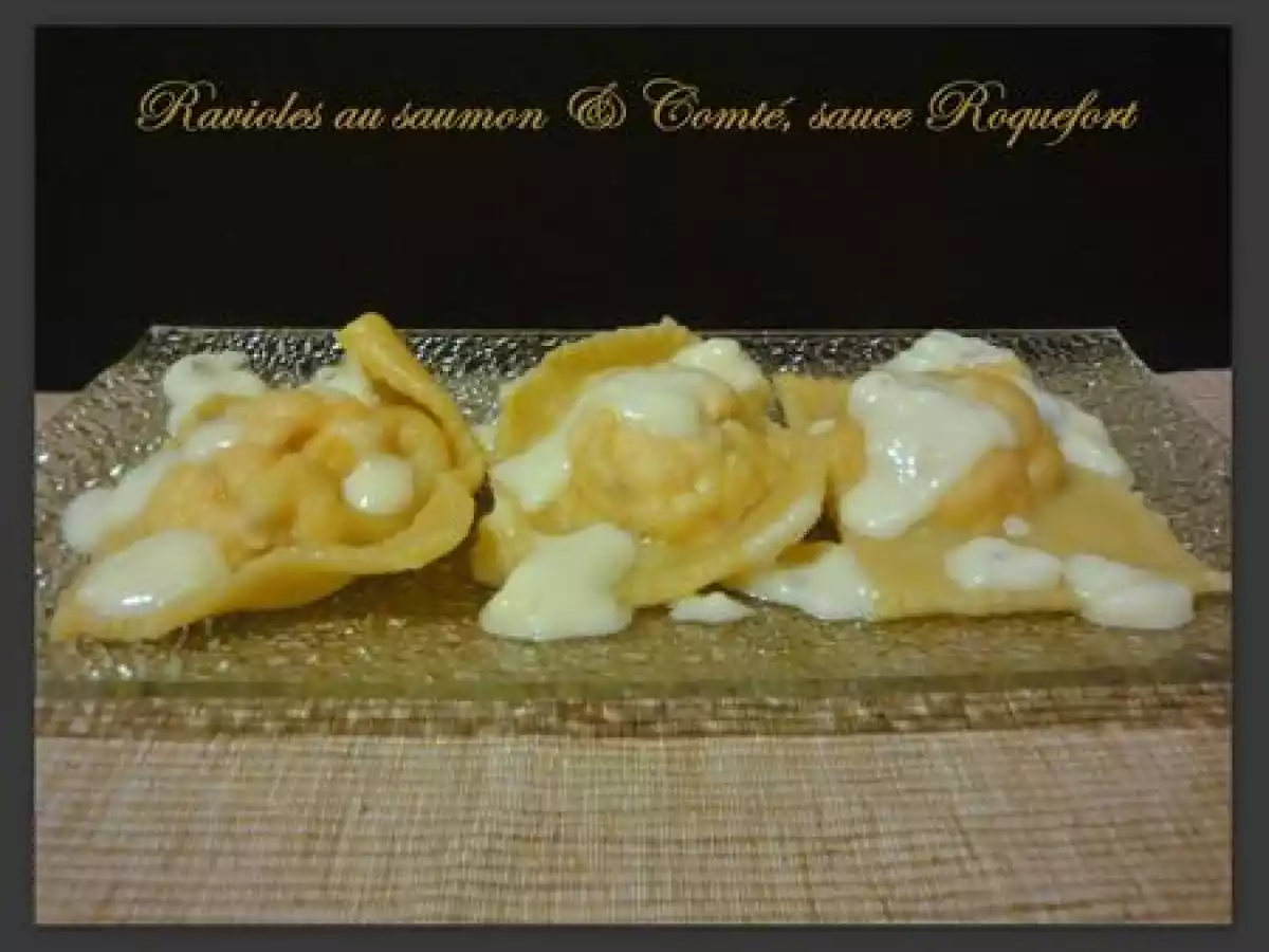 Ravioles de saumon au Comté, sauce Roquefort