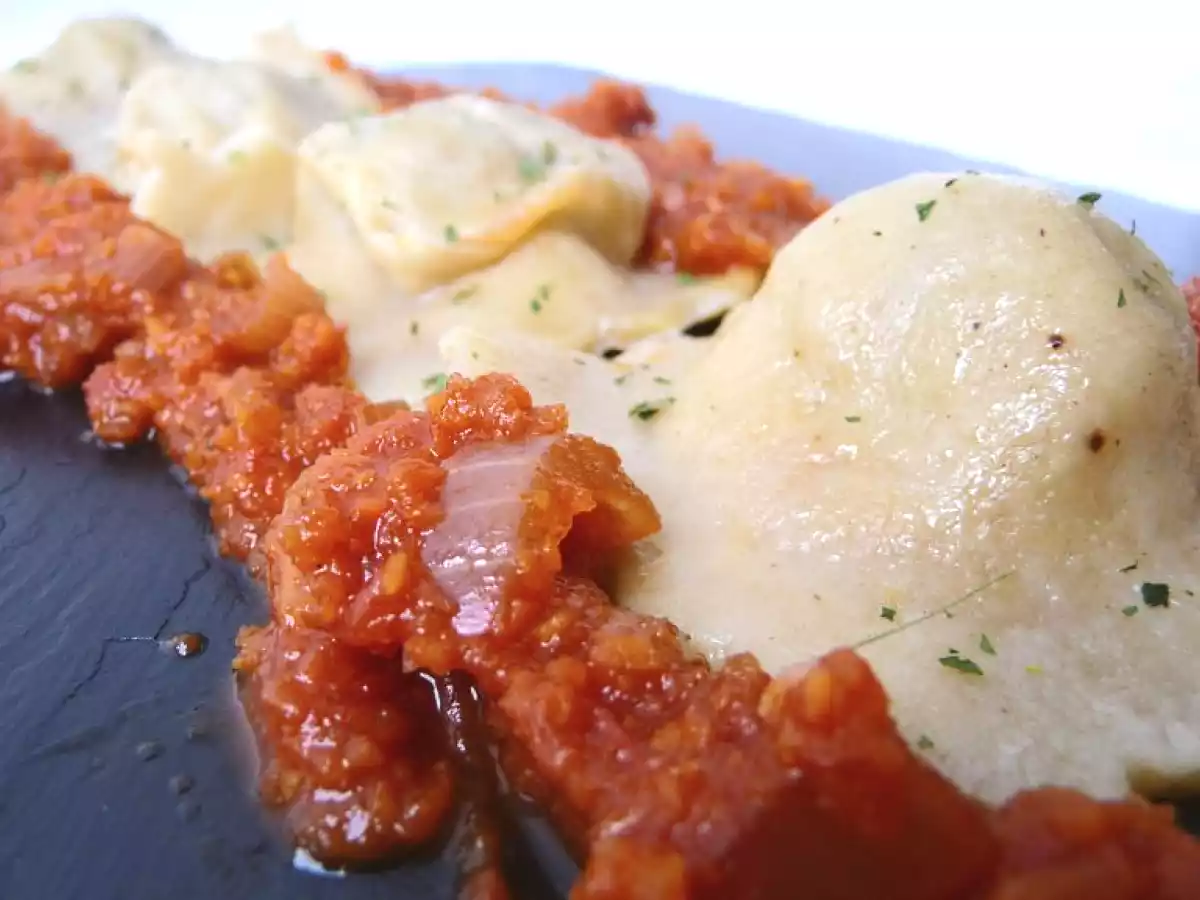 Raviolis épicés à la viande et à la sauce tomates - photo 2