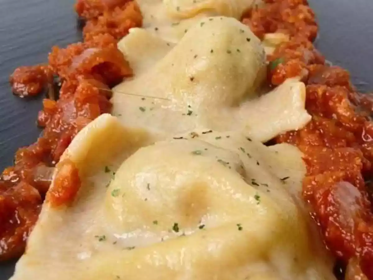 Raviolis épicés et sa sauce tomates